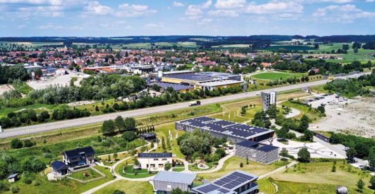 Musterhauspark: Baufritz-Erlebniswelt Luftaufnahme, Blick über alle Musterhäuser, Bemusterungszentrum und Aussichtsturm.