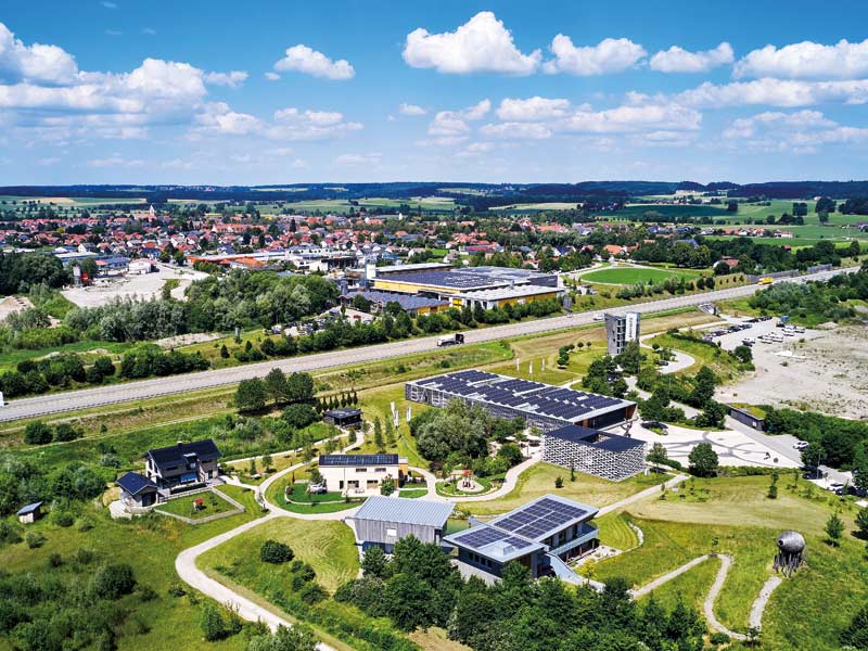 Musterhauspark: Baufritz-Erlebniswelt Luftaufnahme, Blick über alle Musterhäuser, Bemusterungszentrum und Aussichtsturm.