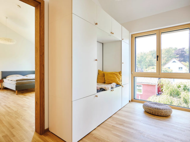 my smart green home individuell von Baufritz kleine Galerie im Obergeschoss mit großem Fenster und Blick ins angrenzende Schlafzimmer