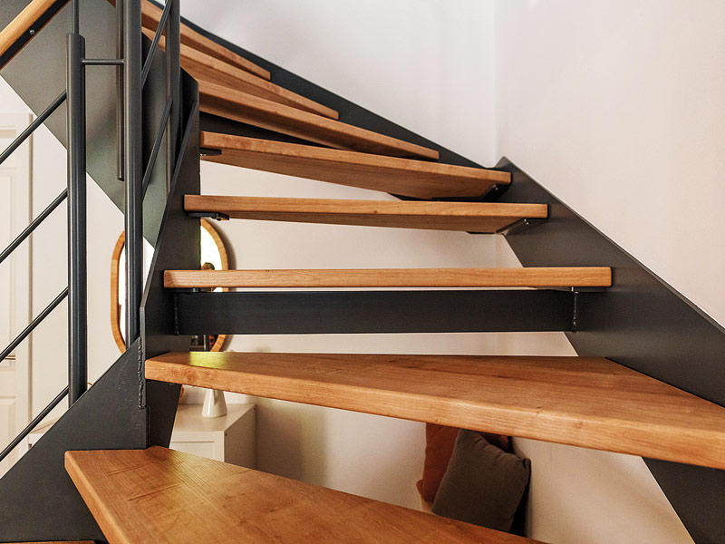 Detailausschnitt einer Treppe aus Stahl und mit Holzstufen ohne Setzstufen