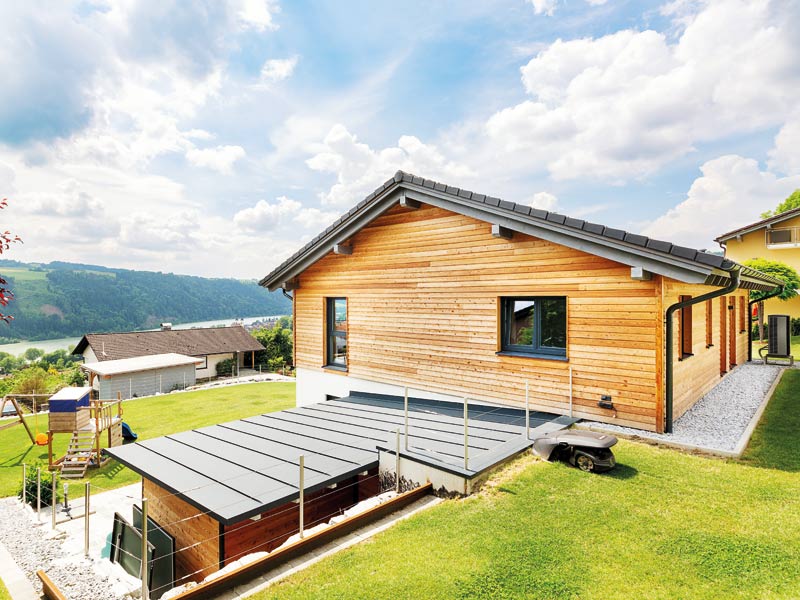 Hanghaus in Niederbayern von Wolf System mit Blick n ur auf das Obergeschoss, was dadurch wie ein Bungalow wirkt.