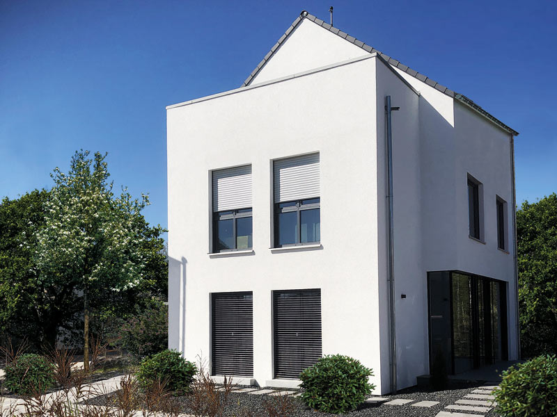 OKAL Musterhaus Heßdorf Aussenansicht mit vier bleichgroßen Fenstern nach hinten raus und Dachterrasse ganz oben