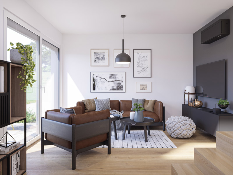 Haus Option von WeberHaus Wohnzimmer mit brauner gediegener Couch plus Sessel und dunklen runden Couchtischen; links bodentiefes Fenster und Tür zur Terrasse, gegenüber dunkle Wand, davor schwarzes Sideboard und TV-Gerät, rechts vorn im Bild Treppe ins Obergeschoss