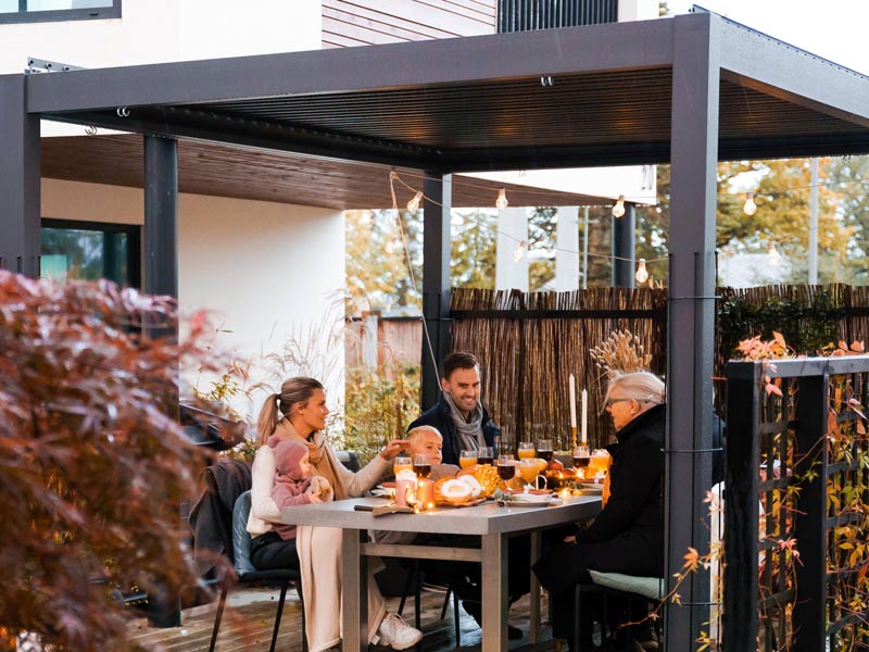 Pergolux Pergola S2 als überdachter Freisitz für die ganze Familie bei jedem Wetter